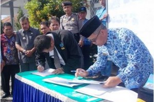 Penandatanganan MoU SMKN 1 Japaran dengan BNN Kuningan untuk memerangi narkoba.
